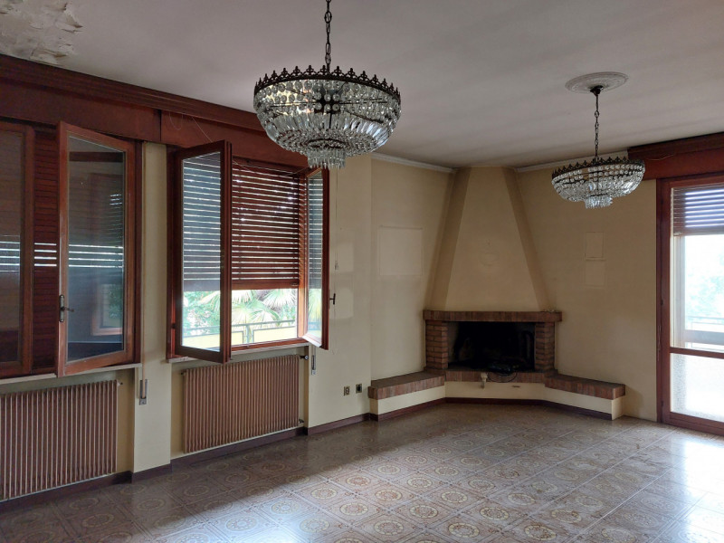 A Spresiano (TV), proponiamo in vendita casa singola da ristrutturare di 400 metri quadrati circa...