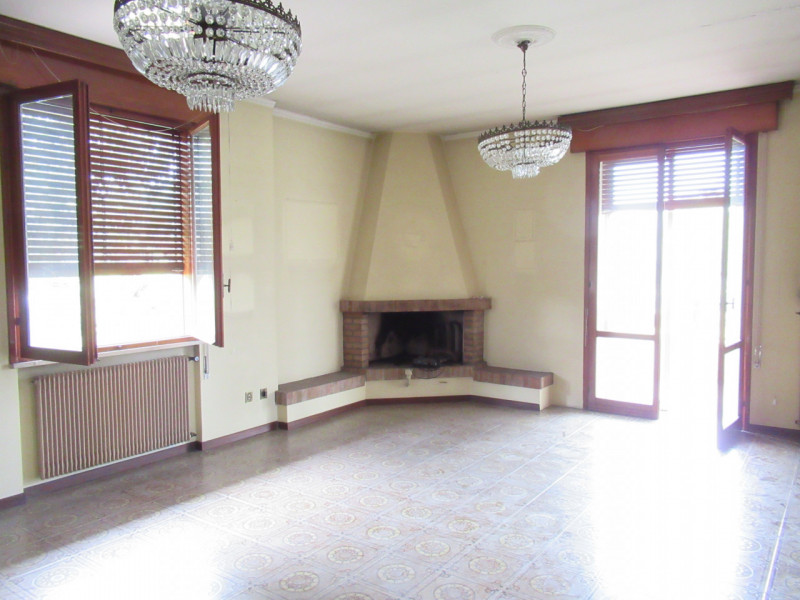 A Spresiano (TV), proponiamo in vendita casa singola da ristrutturare di 400 metri quadrati circa...