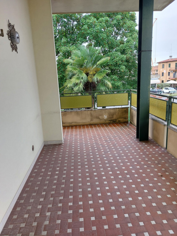 A Spresiano (TV), proponiamo in vendita casa singola da ristrutturare di 400 metri quadrati circa...