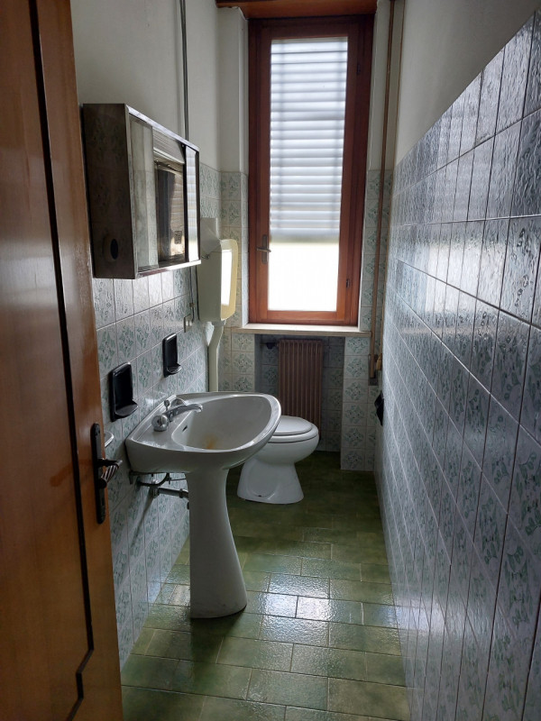 A Spresiano (TV), proponiamo in vendita casa singola da ristrutturare di 400 metri quadrati circa...