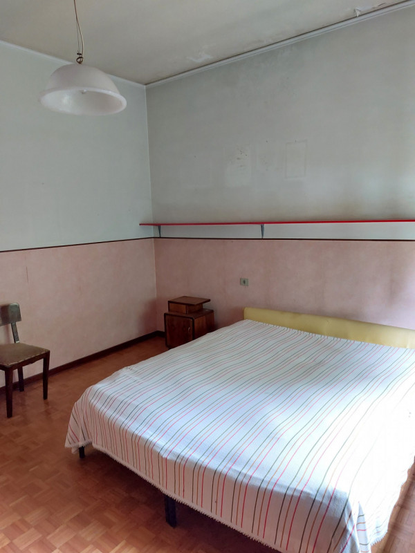 A Spresiano (TV), proponiamo in vendita casa singola da ristrutturare di 400 metri quadrati circa...