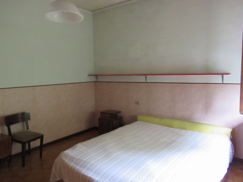 A Spresiano (TV), proponiamo in vendita casa singola da ristrutturare di 400 metri quadrati circa...