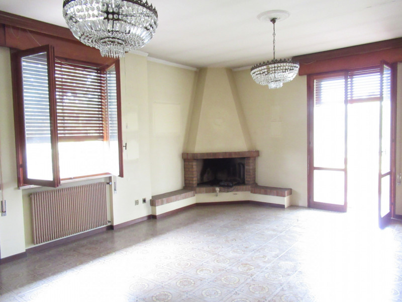 A Spresiano (TV), proponiamo in vendita casa singola da ristrutturare di 400 metri quadrati circa...