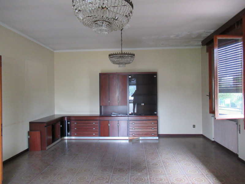 A Spresiano (TV), proponiamo in vendita casa singola da ristrutturare di 400 metri quadrati circa...