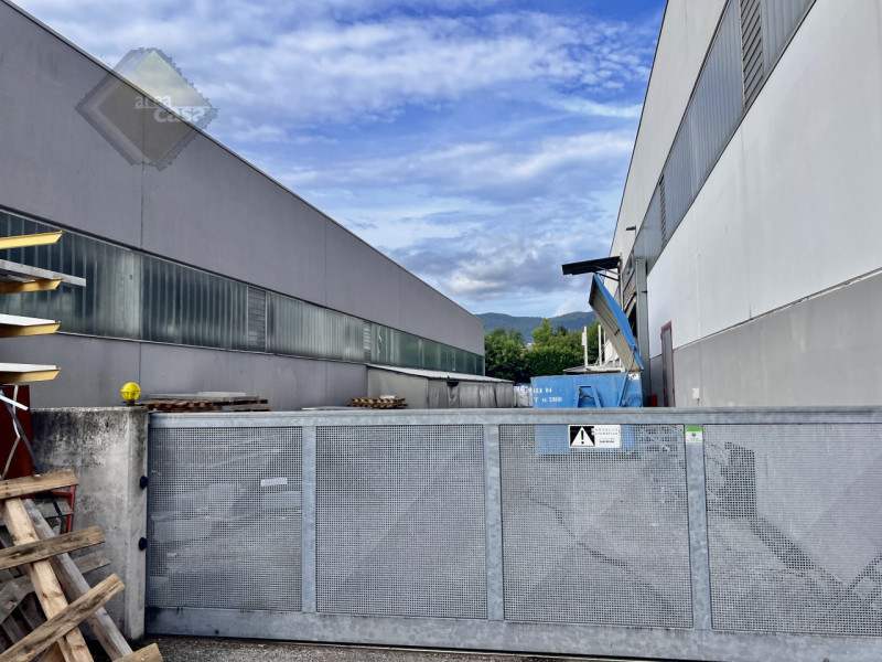 Immobile produttivo con destinazione artigianale industriale dotato di uffici e servizi.
Altezza ...