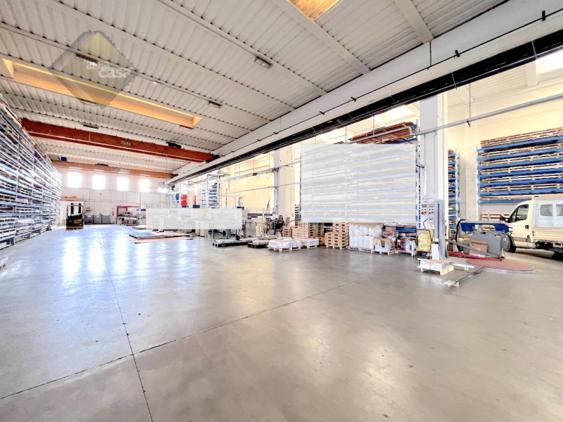 Immobile produttivo con destinazione artigianale industriale dotato di uffici e servizi.
Altezza ...