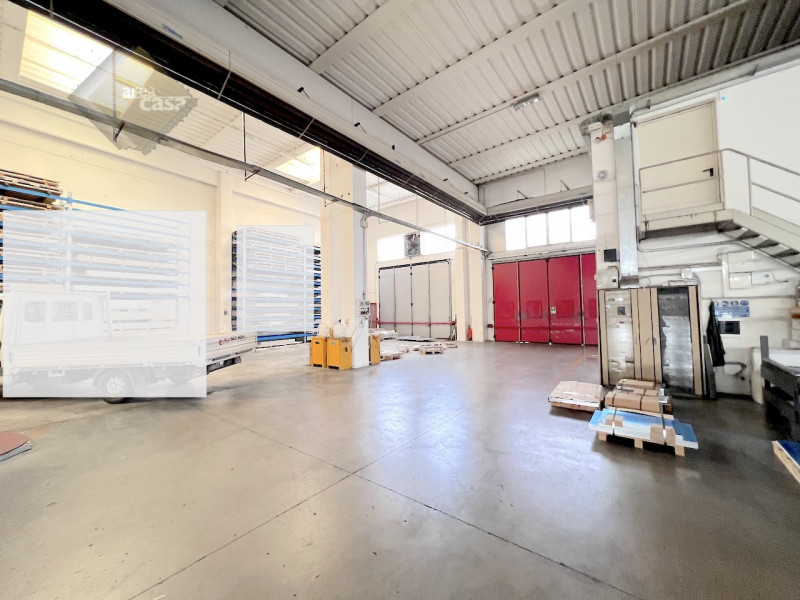 Immobile produttivo con destinazione artigianale industriale dotato di uffici e servizi.
Altezza ...