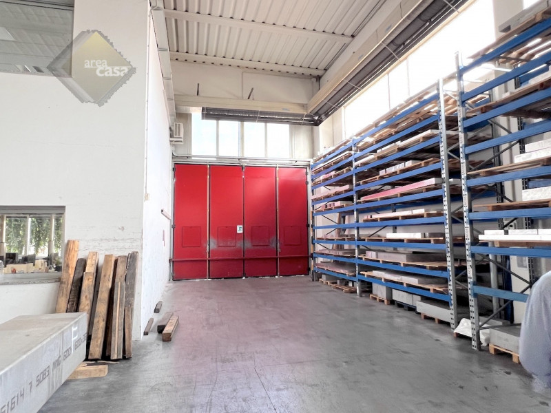 Immobile produttivo con destinazione artigianale industriale dotato di uffici e servizi.
Altezza ...