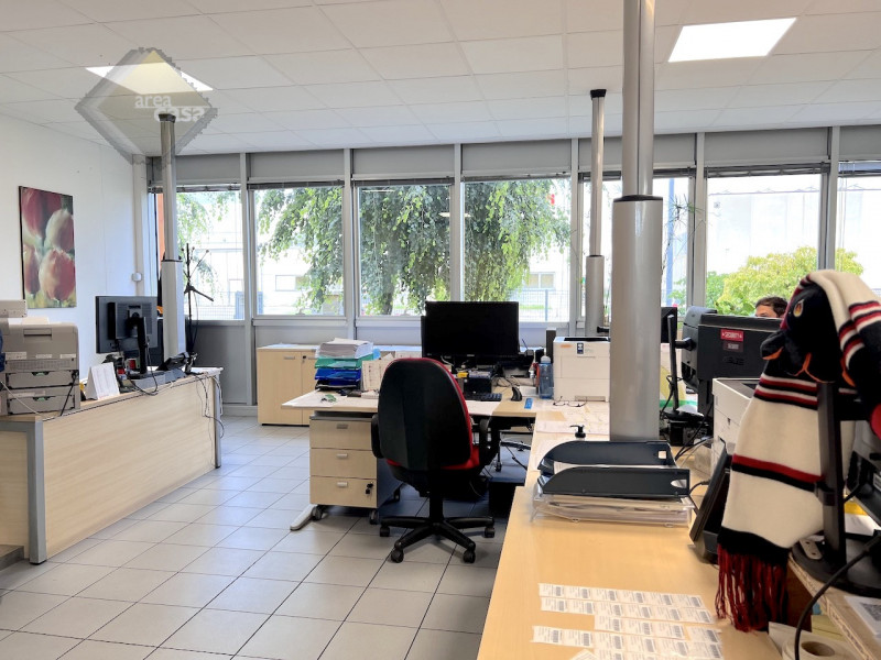 Immobile produttivo con destinazione artigianale industriale dotato di uffici e servizi.
Altezza ...