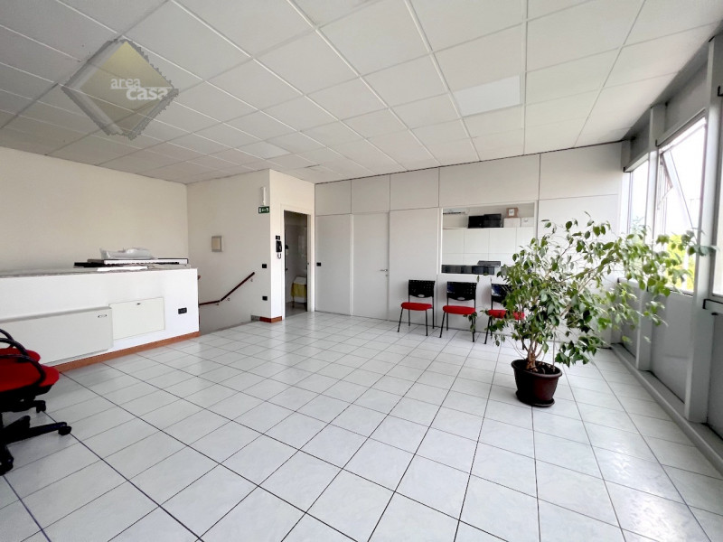 Immobile produttivo con destinazione artigianale industriale dotato di uffici e servizi.
Altezza ...