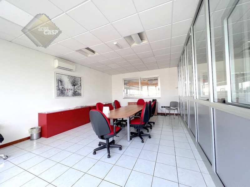 Immobile produttivo con destinazione artigianale industriale dotato di uffici e servizi.
Altezza ...