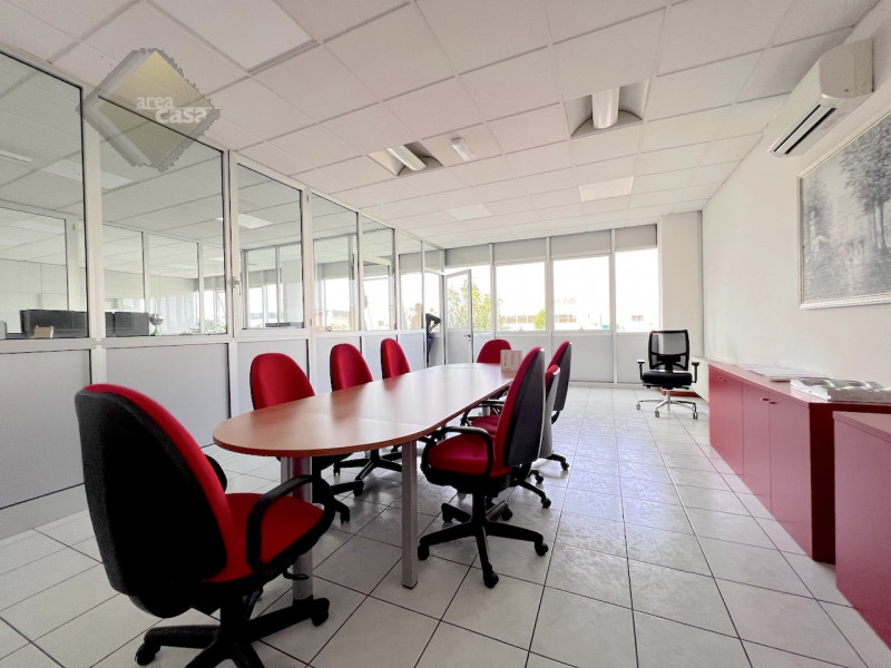 Immobile produttivo con destinazione artigianale industriale dotato di uffici e servizi.
Altezza ...