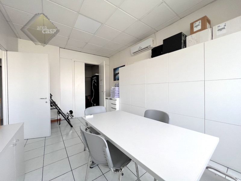 Immobile produttivo con destinazione artigianale industriale dotato di uffici e servizi.
Altezza ...