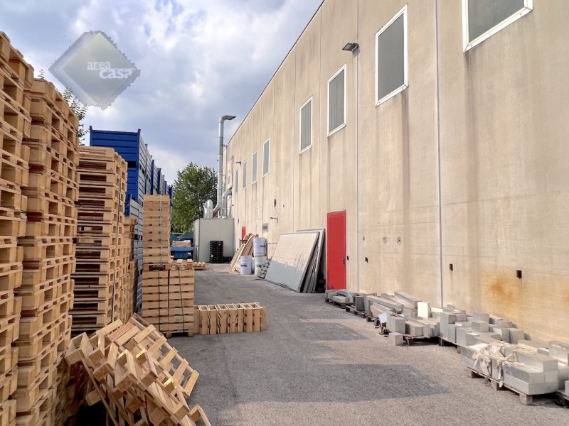 Immobile produttivo con destinazione artigianale industriale dotato di uffici e servizi.
Altezza ...