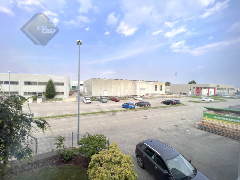 Immobile produttivo con destinazione artigianale industriale dotato di uffici e servizi.
Altezza ...