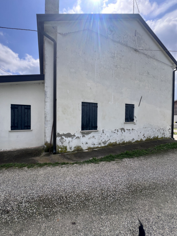 Curtarolo: In vendita porzione di testa di casa colonica da ristrutturare completamente. La propr...