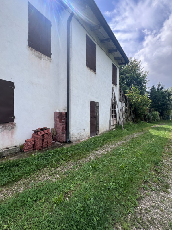 Curtarolo: In vendita porzione di testa di casa colonica da ristrutturare completamente. La propr...