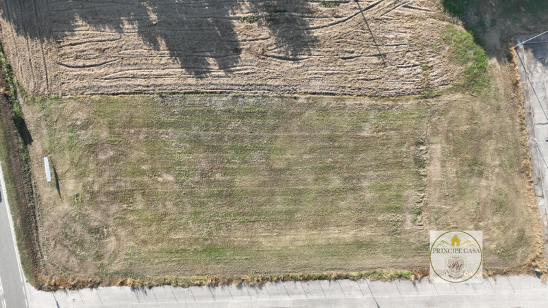 Vendesi terreno di mq 4.500 edificabile - industriale - commerciale è situato nella strada princi...