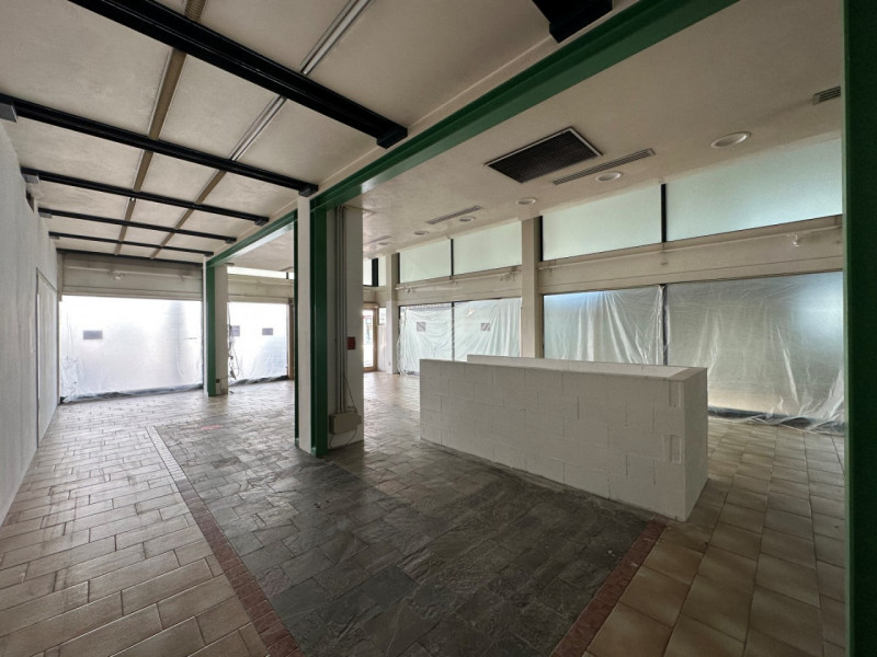 Abano Terme, proponiamo in affitto spazioso negozio vetrinato, situato in posizione centrale e se...