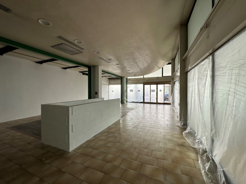 Abano Terme, proponiamo in affitto spazioso negozio vetrinato, situato in posizione centrale e se...