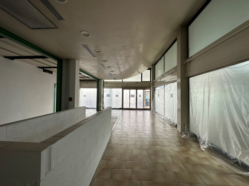 Abano Terme, proponiamo in affitto spazioso negozio vetrinato, situato in posizione centrale e se...