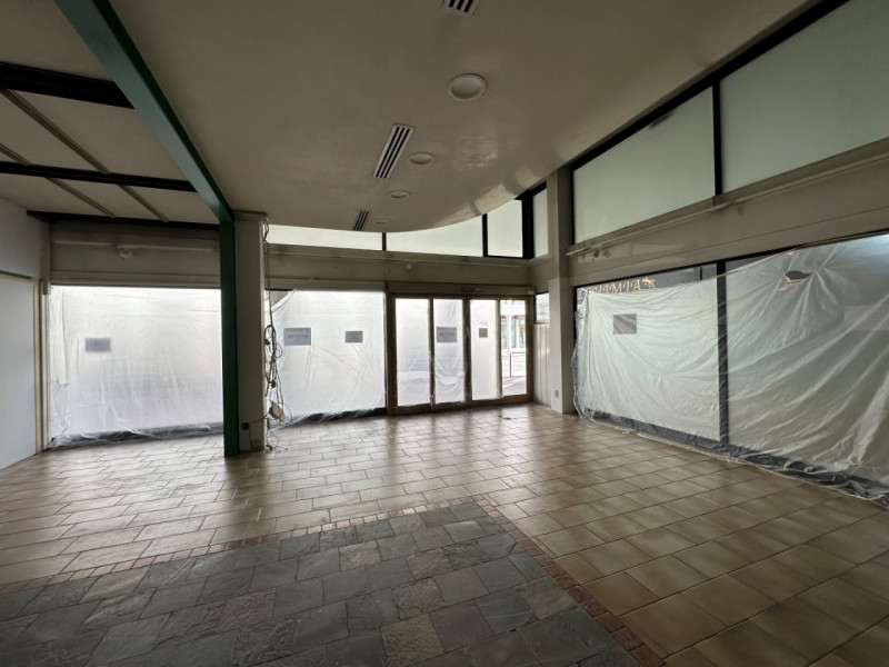 Abano Terme, proponiamo in affitto spazioso negozio vetrinato, situato in posizione centrale e se...