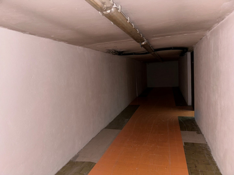 Abano Terme, proponiamo in affitto spazioso negozio vetrinato, situato in posizione centrale e se...