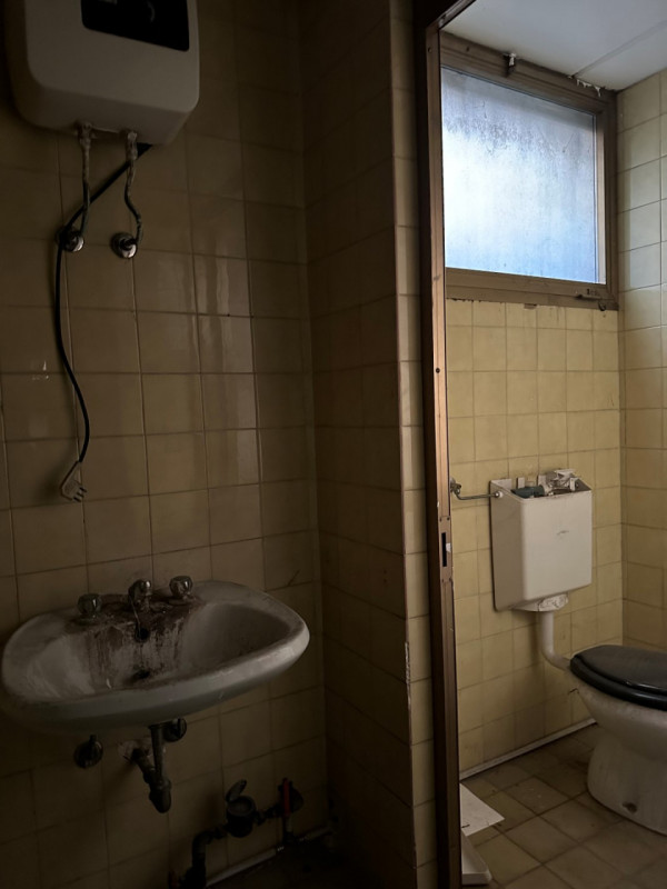 Abano Terme, proponiamo in affitto spazioso negozio vetrinato, situato in posizione centrale e se...