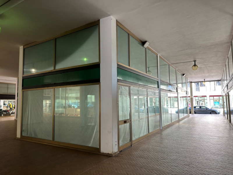 Abano Terme, proponiamo in affitto spazioso negozio vetrinato, situato in posizione centrale e se...