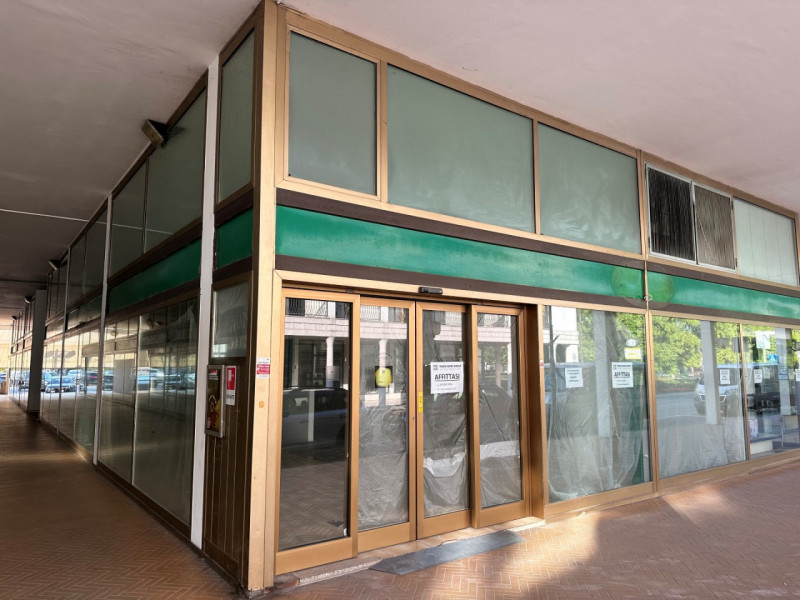 Abano Terme, proponiamo in affitto spazioso negozio vetrinato, situato in posizione centrale e se...