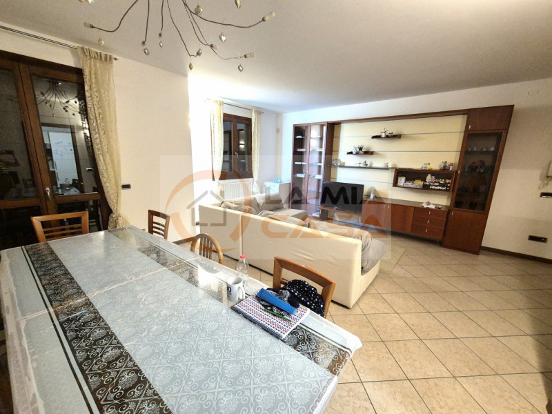 LEGNARO - In quartiere residenziale, vicino al centro paese e a raggiungere l'Università anche a ...