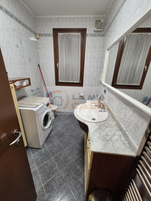 LEGNARO - In quartiere residenziale, vicino al centro paese e a raggiungere l'Università anche a ...