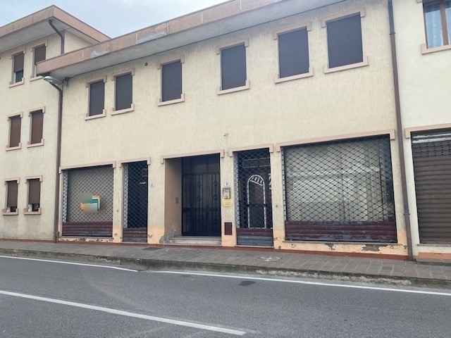 Vi proponiamo un negozio in pieno centro a Pontelongo in una zona con visibilità fronte strada.

...