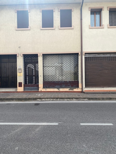 Vi proponiamo un negozio in pieno centro a Pontelongo in una zona con visibilità fronte strada.

...