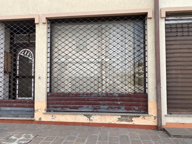 Vi proponiamo un negozio in pieno centro a Pontelongo in una zona con visibilità fronte strada.

...