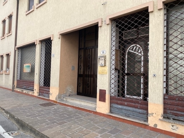 Vi proponiamo un negozio in pieno centro a Pontelongo in una zona con visibilità fronte strada.

...