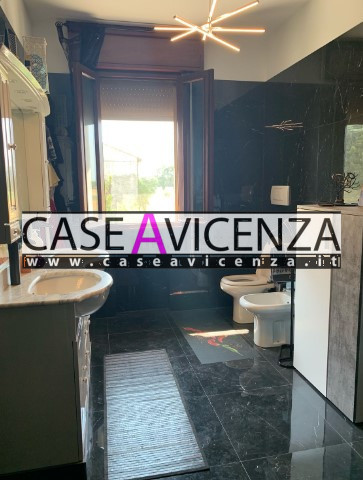 MONTEGALDELLA - C.E.G.- Questa splendida casa contemporanea si trova nel Paese di Montegaldella, ...