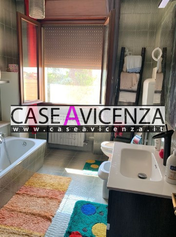 MONTEGALDELLA - C.E.G.- Questa splendida casa contemporanea si trova nel Paese di Montegaldella, ...