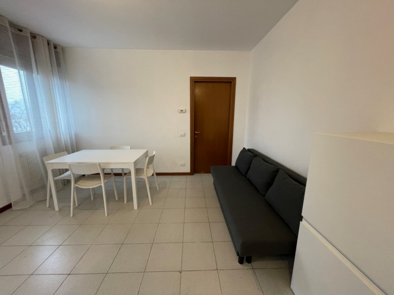 VICENZA EST: MINI APPARTAMENTO CON TERRAZZA ABITABILE E POSTO AUTO. SI VENDE LOCATO PER INVESTIME...