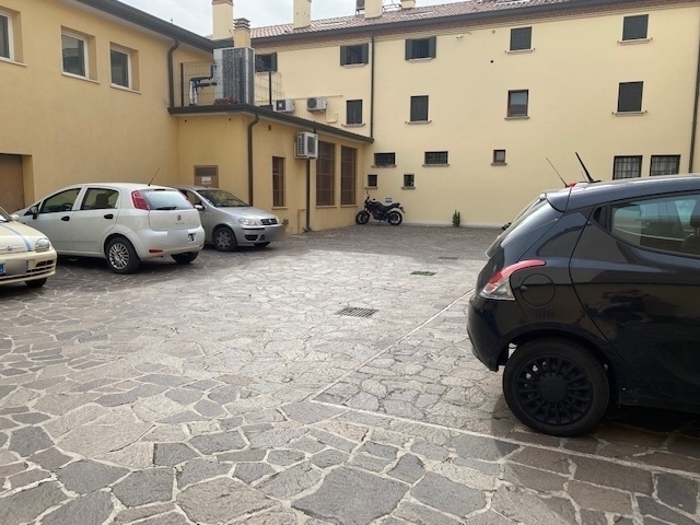 Oggi vi proponiamo un'intera palazzina cielo-terra situata tra le mura storiche di Piove di Sacco...