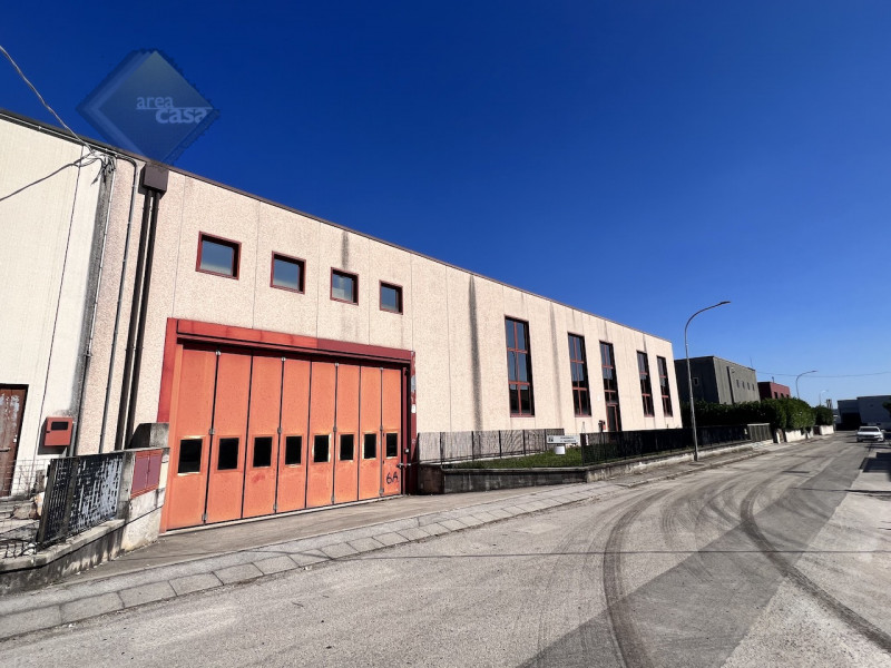 Capannone industriale artigianale disposto su due livelli. 
Piano terra dell'altezza di 7 Mt sott...