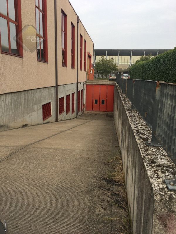 Capannone industriale artigianale disposto su due livelli. 
Piano terra dell'altezza di 7 Mt sott...