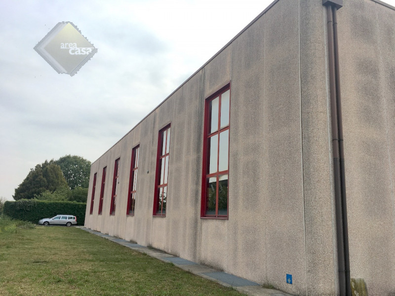 Capannone industriale artigianale disposto su due livelli. 
Piano terra dell'altezza di 7 Mt sott...