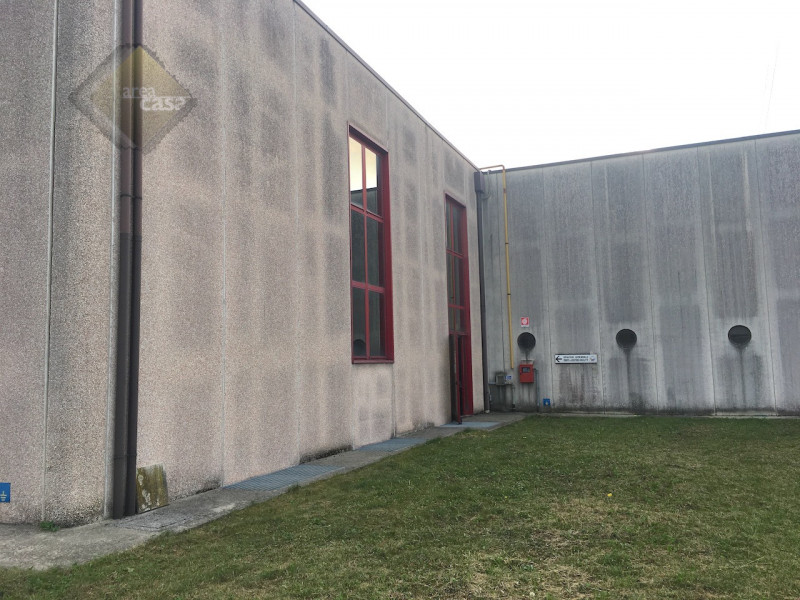 Capannone industriale artigianale disposto su due livelli. 
Piano terra dell'altezza di 7 Mt sott...