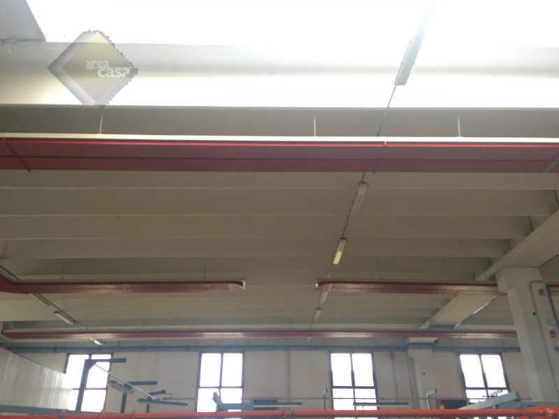 Capannone industriale artigianale disposto su due livelli. 
Piano terra dell'altezza di 7 Mt sott...