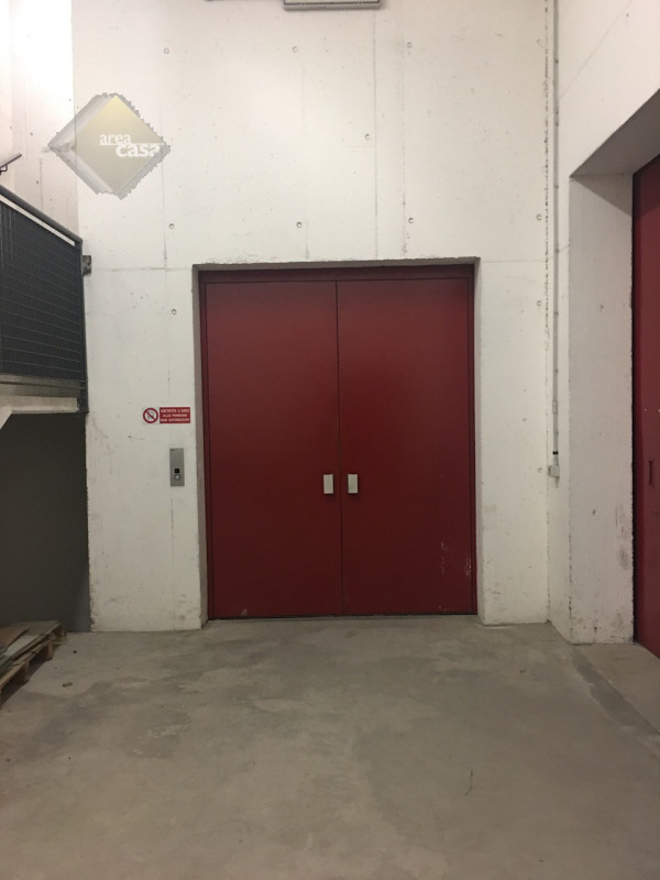 Capannone industriale artigianale disposto su due livelli. 
Piano terra dell'altezza di 7 Mt sott...