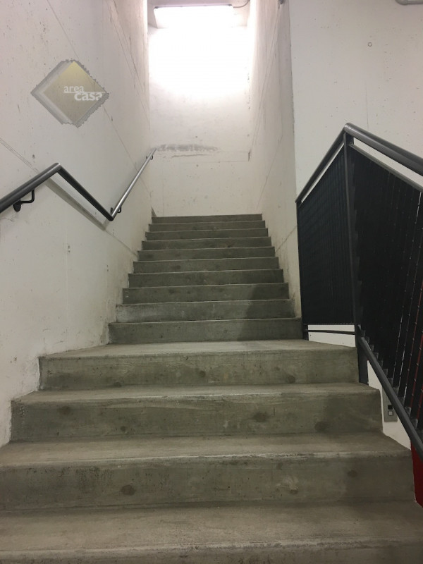 Capannone industriale artigianale disposto su due livelli. 
Piano terra dell'altezza di 7 Mt sott...