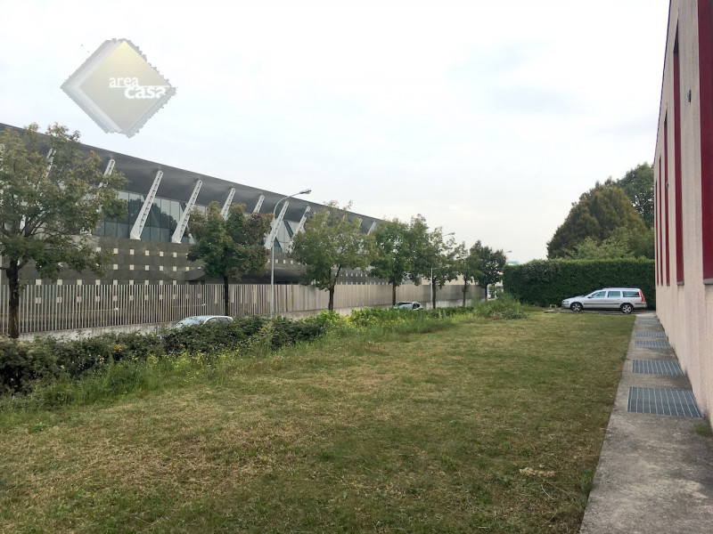 Capannone industriale artigianale disposto su due livelli. 
Piano terra dell'altezza di 7 Mt sott...