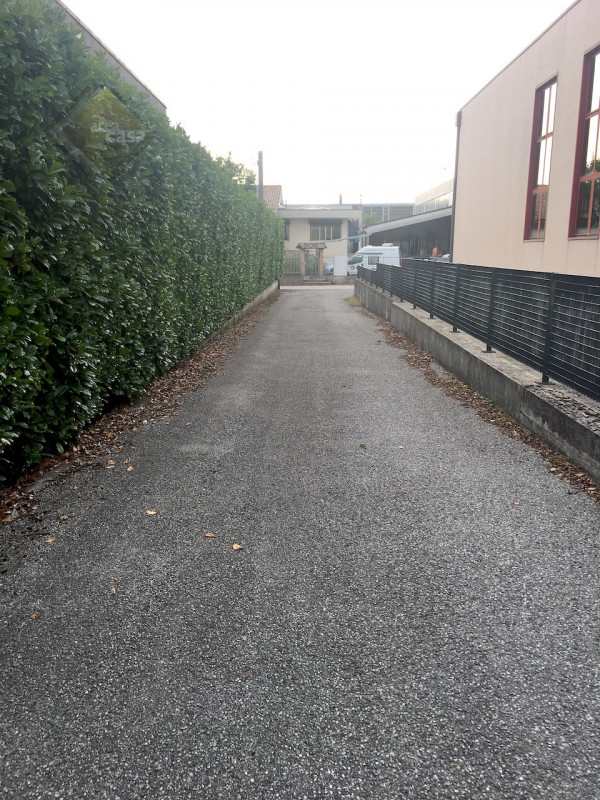 Capannone industriale artigianale disposto su due livelli. 
Piano terra dell'altezza di 7 Mt sott...