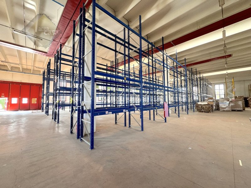 Capannone industriale artigianale disposto su due livelli. 
Piano terra dell'altezza di 7 Mt sott...